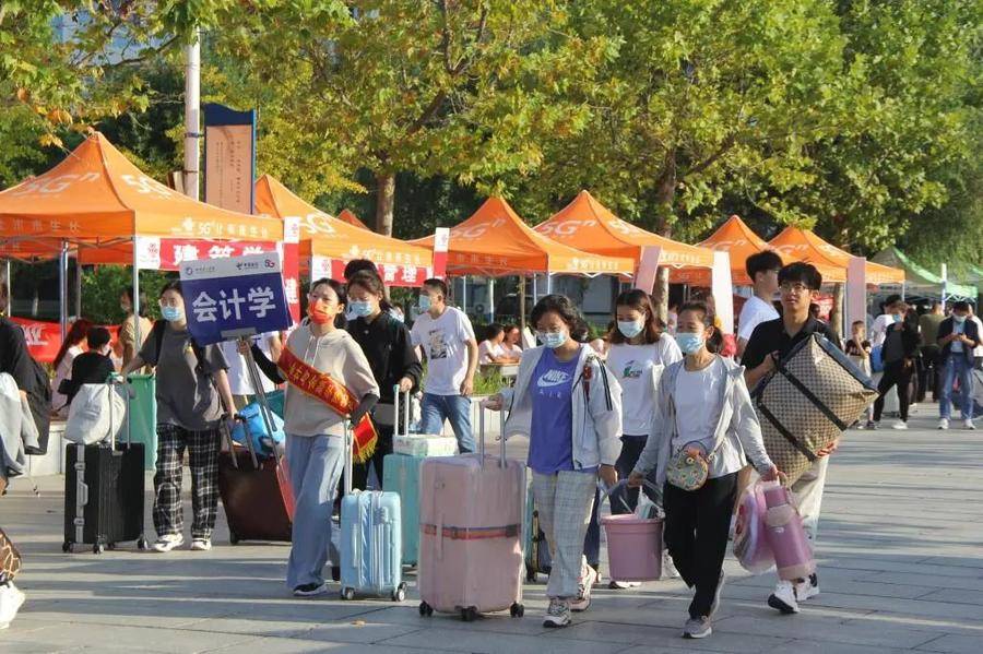 烟台理工学院迎来转设后首届新生，本专科4600人齐聚琴心湖