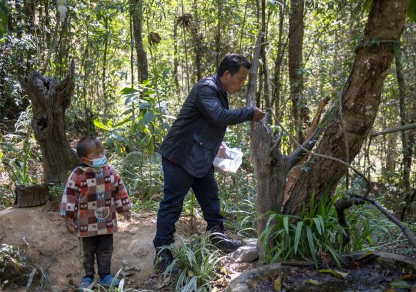 "三河村村民袁开友说,不少游客观鸟后都会带走很多农特产品,这比预期