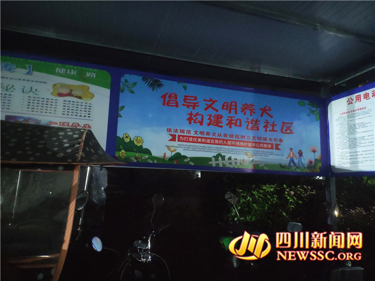 巴城多个街道、社区挂起创文标语 助力文明城市创建