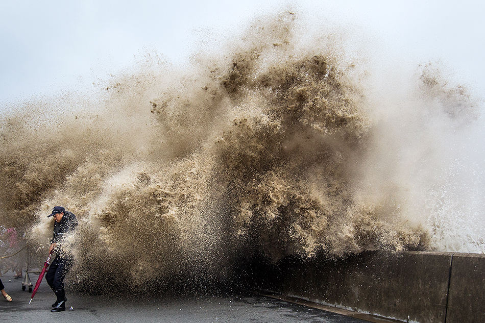 哪个省)>2013年9月21日,杭州,钱塘江下沙七格段,汹涌的潮水冲上堤坝