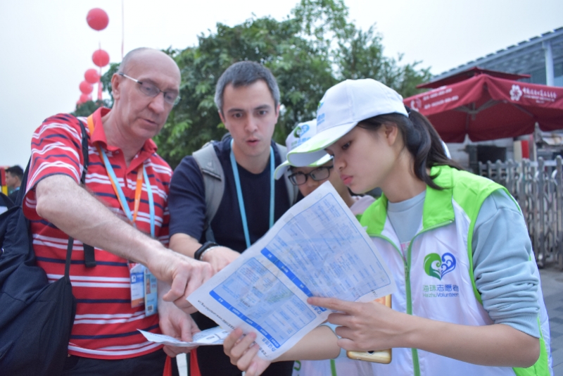 逾千人报名广交会志愿者，服务客商须保持50厘米距离