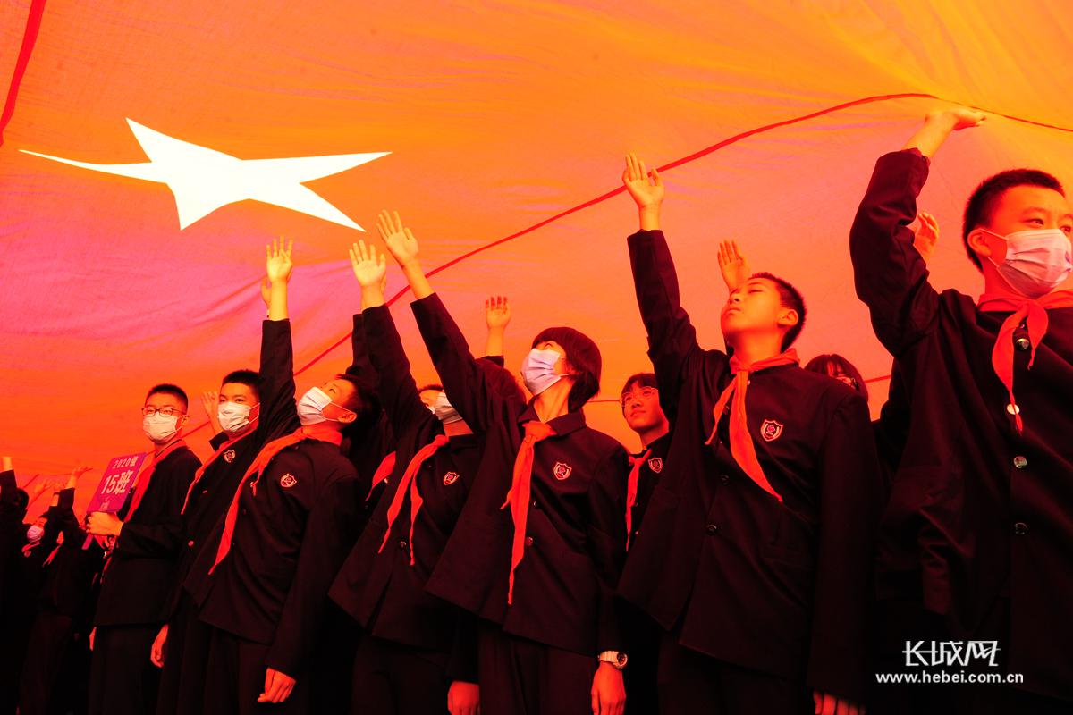 高清组图丨巨幅国旗迎国庆