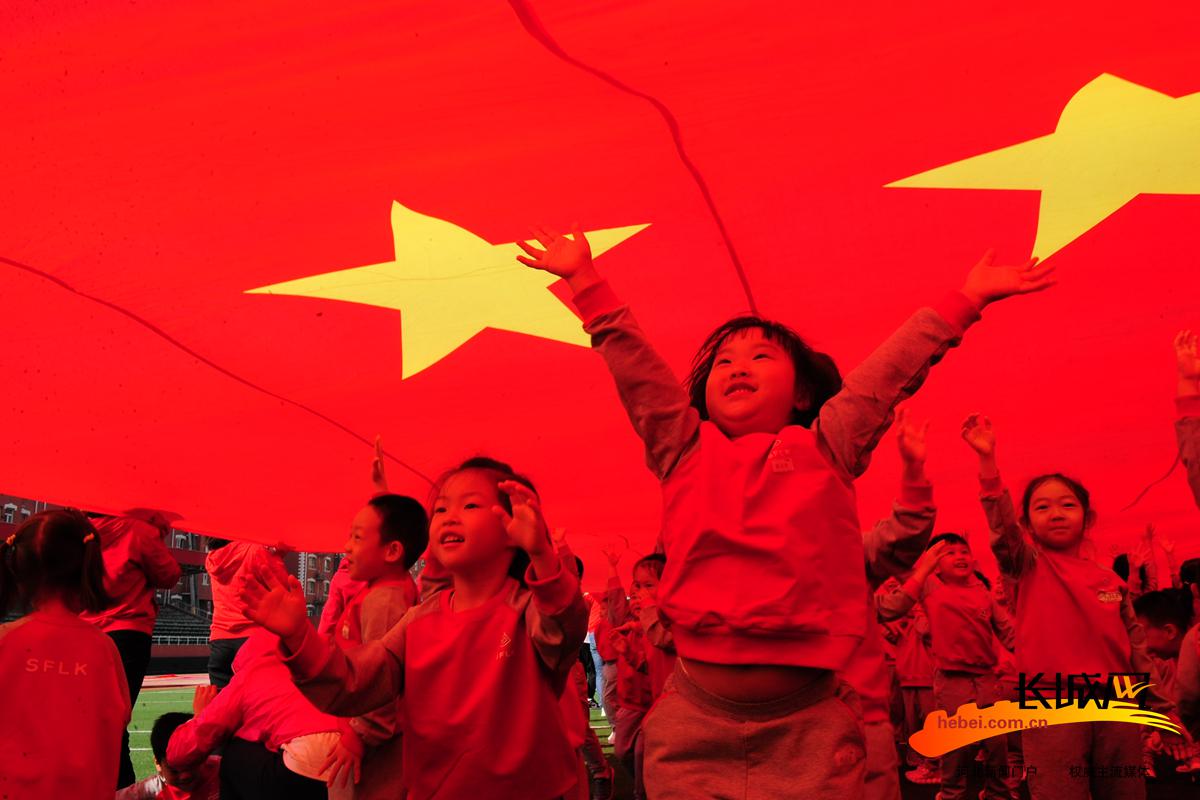 高清组图丨巨幅国旗迎国庆