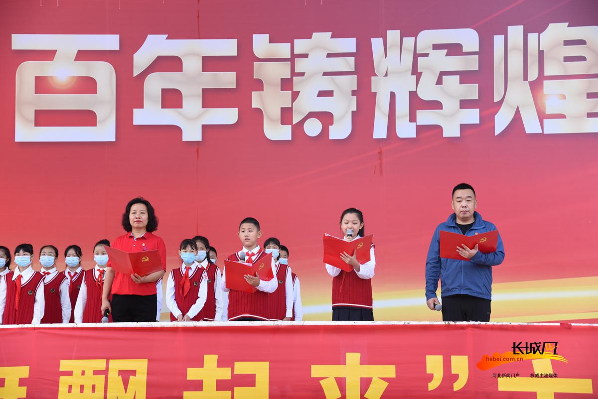 高清组图丨巨幅国旗迎国庆