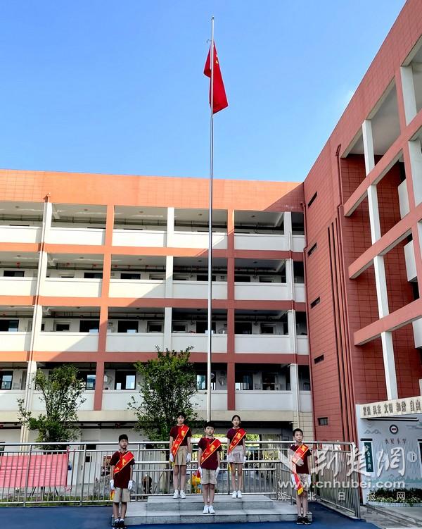 洪山区永安小学举行升旗仪式为祖国庆生(图2)