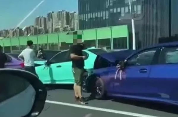 上海宝马婚车队连环追尾！6车受损，2人轻伤