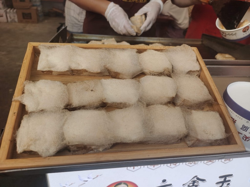 毛豆腐是安徽省特有的一种臭豆腐,将豆腐通过人工发酵,使表面长出一层
