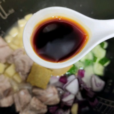咖喱排骨做法（鲜香下饭的懒人版咖喱土豆排骨焖饭）