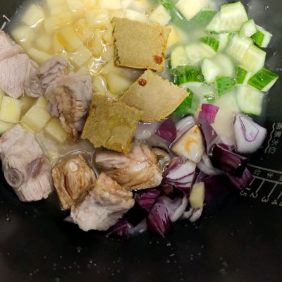咖喱排骨做法（鲜香下饭的懒人版咖喱土豆排骨焖饭）