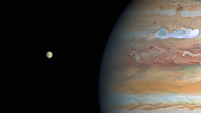 哈勃望远镜在木卫二上发现持续存在水蒸气的证据