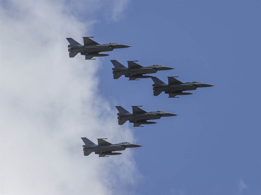 台媒炒作美台官員討論F-16V提前交機可能性，島內網友：“提前掏空台灣”