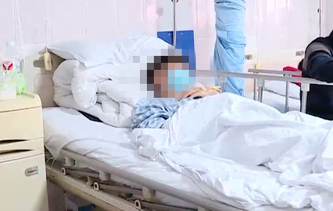 嫌同桌体味大，男生竟被打致颅内出血！班主任却让双方私了？