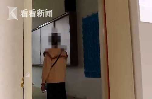 嫌同桌体味大，男生竟被打致颅内出血！班主任却让双方私了？