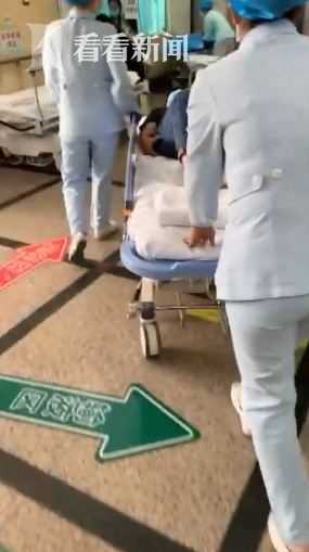 嫌同桌体味大，男生竟被打致颅内出血！班主任却让双方私了？