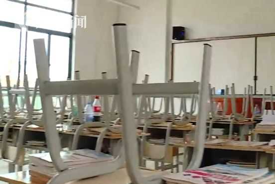 嫌同桌体味大，男生竟被打致颅内出血！班主任却让双方私了？