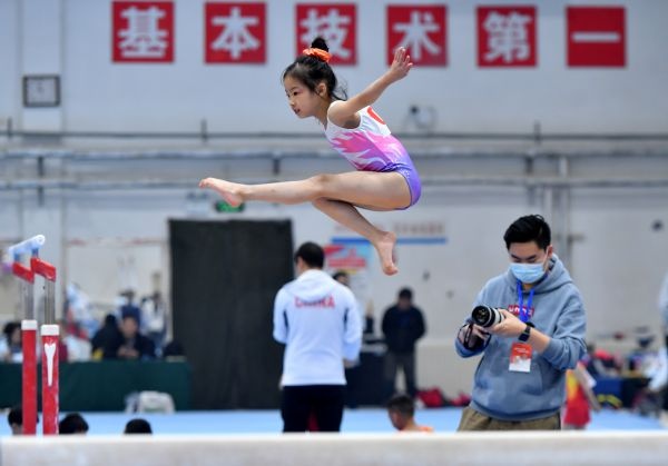 少儿体操(武汉市运会少儿体操比赛，萌娃玩得不亦乐乎)