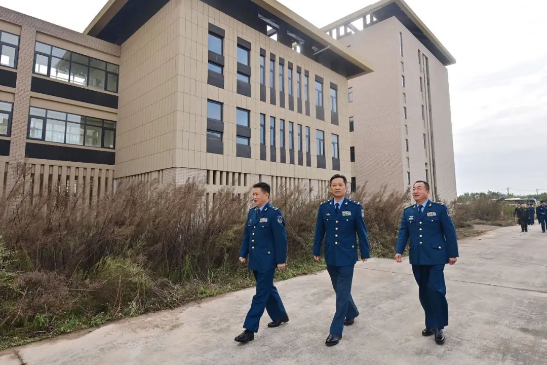 沃土植新绿 起航谱新篇——空军军医大学开展新校区植树活动