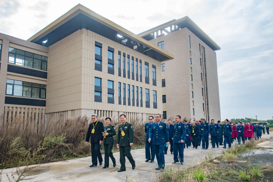 沃土植新绿 起航谱新篇——空军军医大学开展新校区植树活动