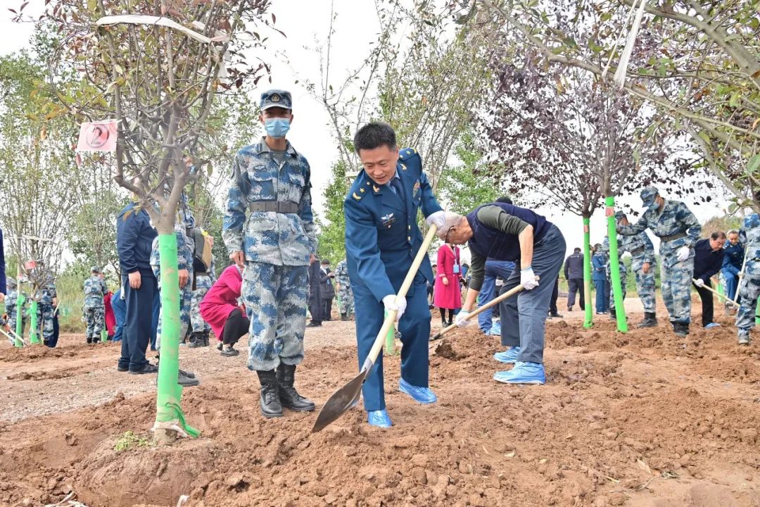 沃土植新绿 起航谱新篇——空军军医大学开展新校区植树活动