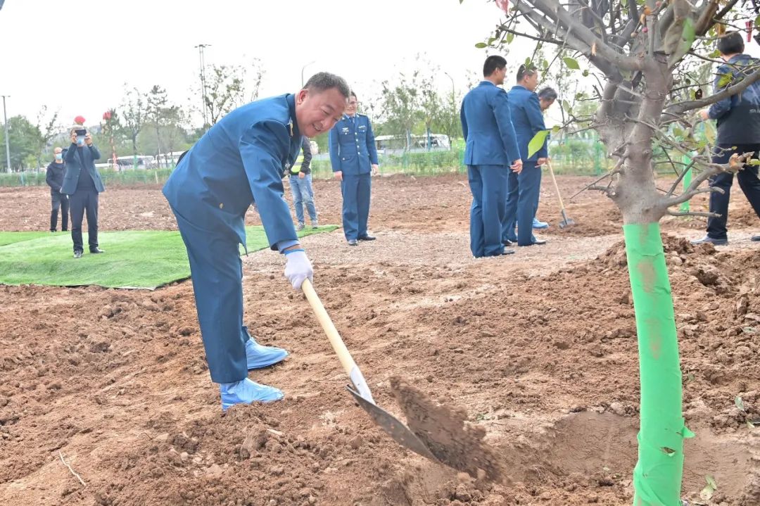 沃土植新绿 起航谱新篇——空军军医大学开展新校区植树活动