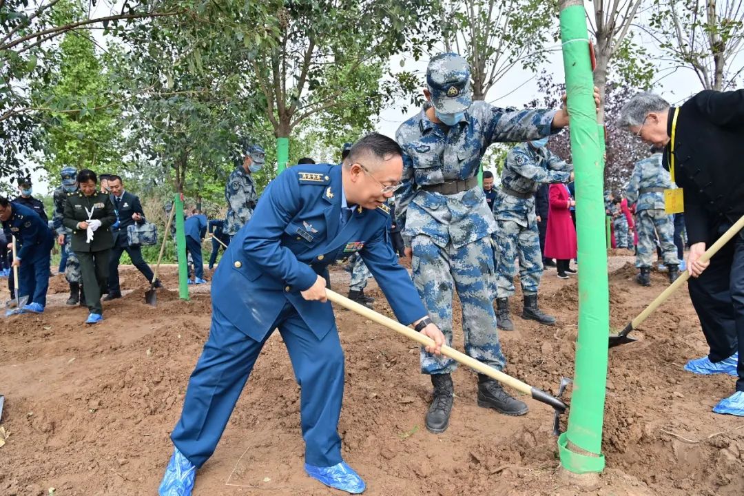 沃土植新绿 起航谱新篇——空军军医大学开展新校区植树活动