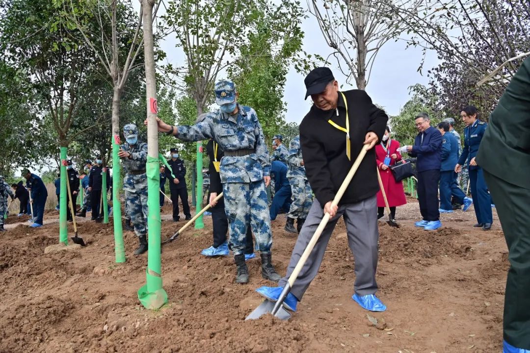 沃土植新绿 起航谱新篇——空军军医大学开展新校区植树活动