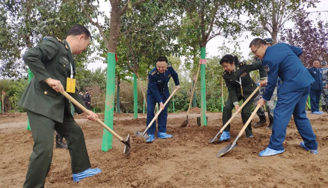 沃土植新绿 起航谱新篇——空军军医大学开展新校区植树活动