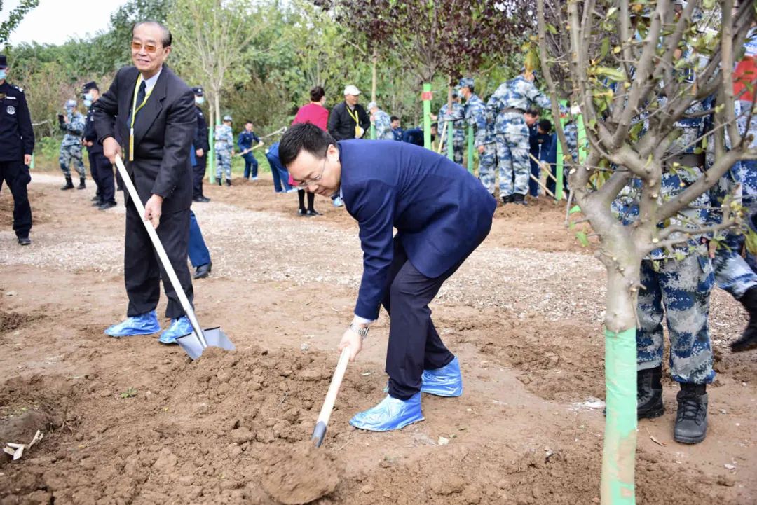 沃土植新绿 起航谱新篇——空军军医大学开展新校区植树活动