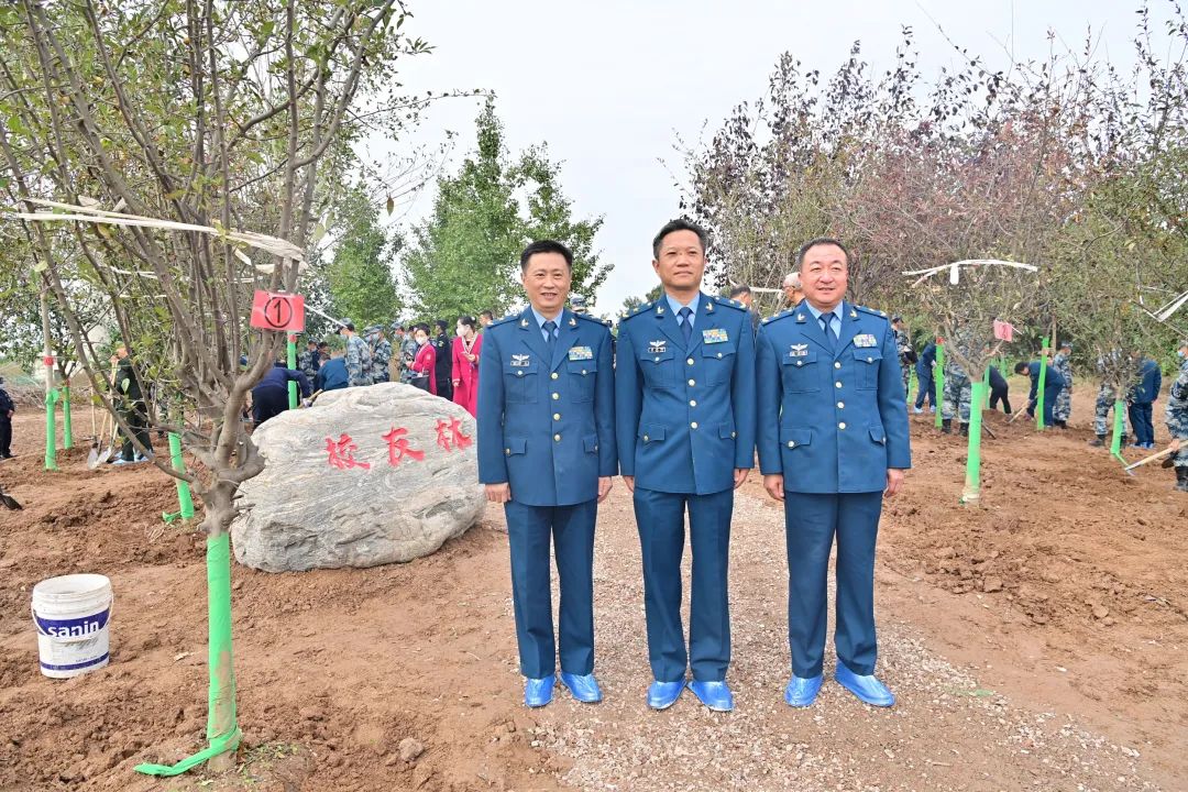 沃土植新绿 起航谱新篇——空军军医大学开展新校区植树活动