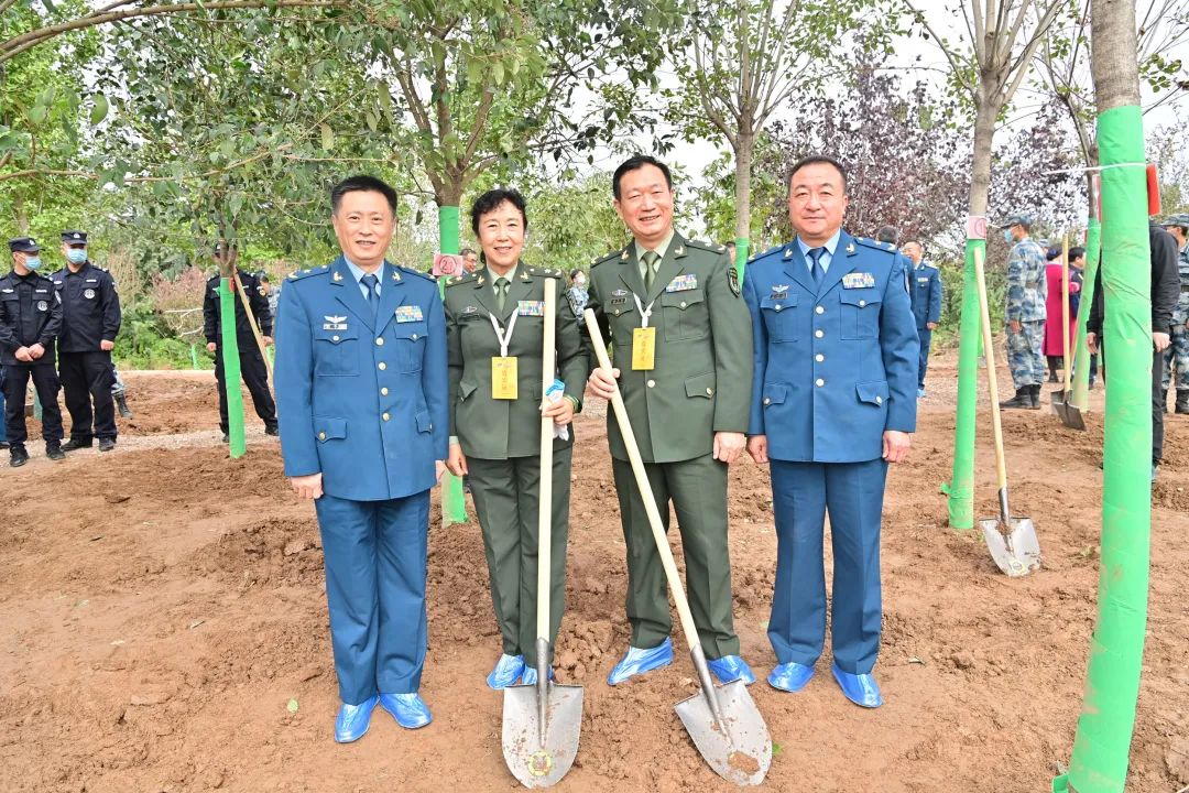 沃土植新绿 起航谱新篇——空军军医大学开展新校区植树活动