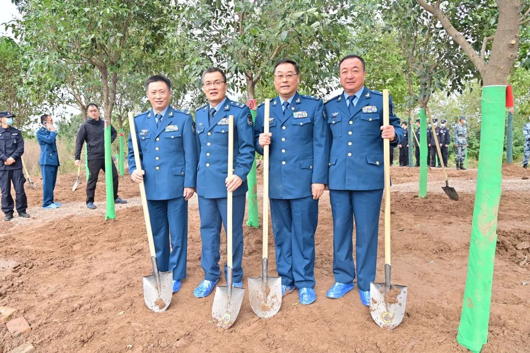 沃土植新绿 起航谱新篇——空军军医大学开展新校区植树活动