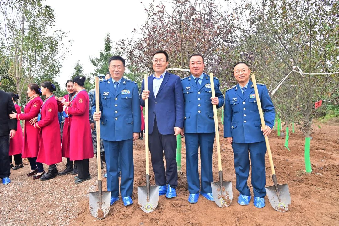 沃土植新绿 起航谱新篇——空军军医大学开展新校区植树活动