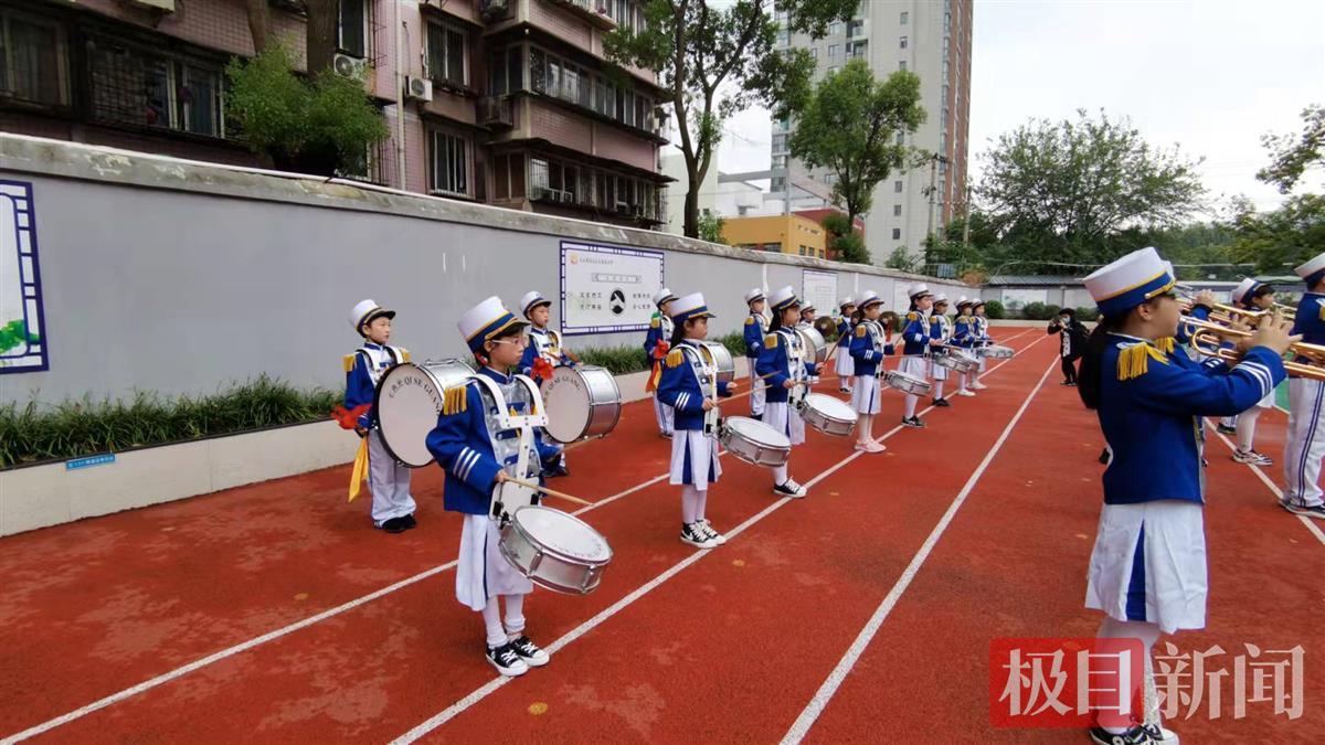 武汉市江汉区邬家墩小学学生鼓号队演奏国歌(图1)