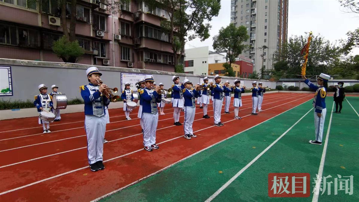 武汉市江汉区邬家墩小学学生鼓号队演奏国歌(图2)