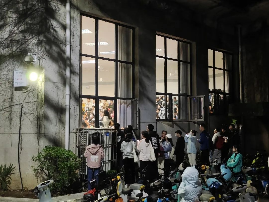 沉浸式谈恋爱？这堂大学课爆火，有人自带板凳翻窗进教室...