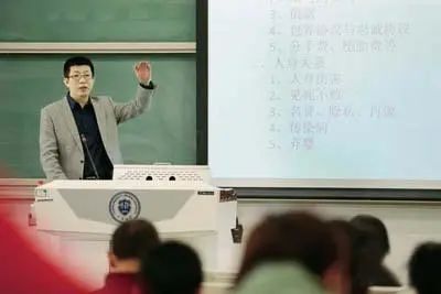 沉浸式谈恋爱？这堂大学课爆火，有人自带板凳翻窗进教室...