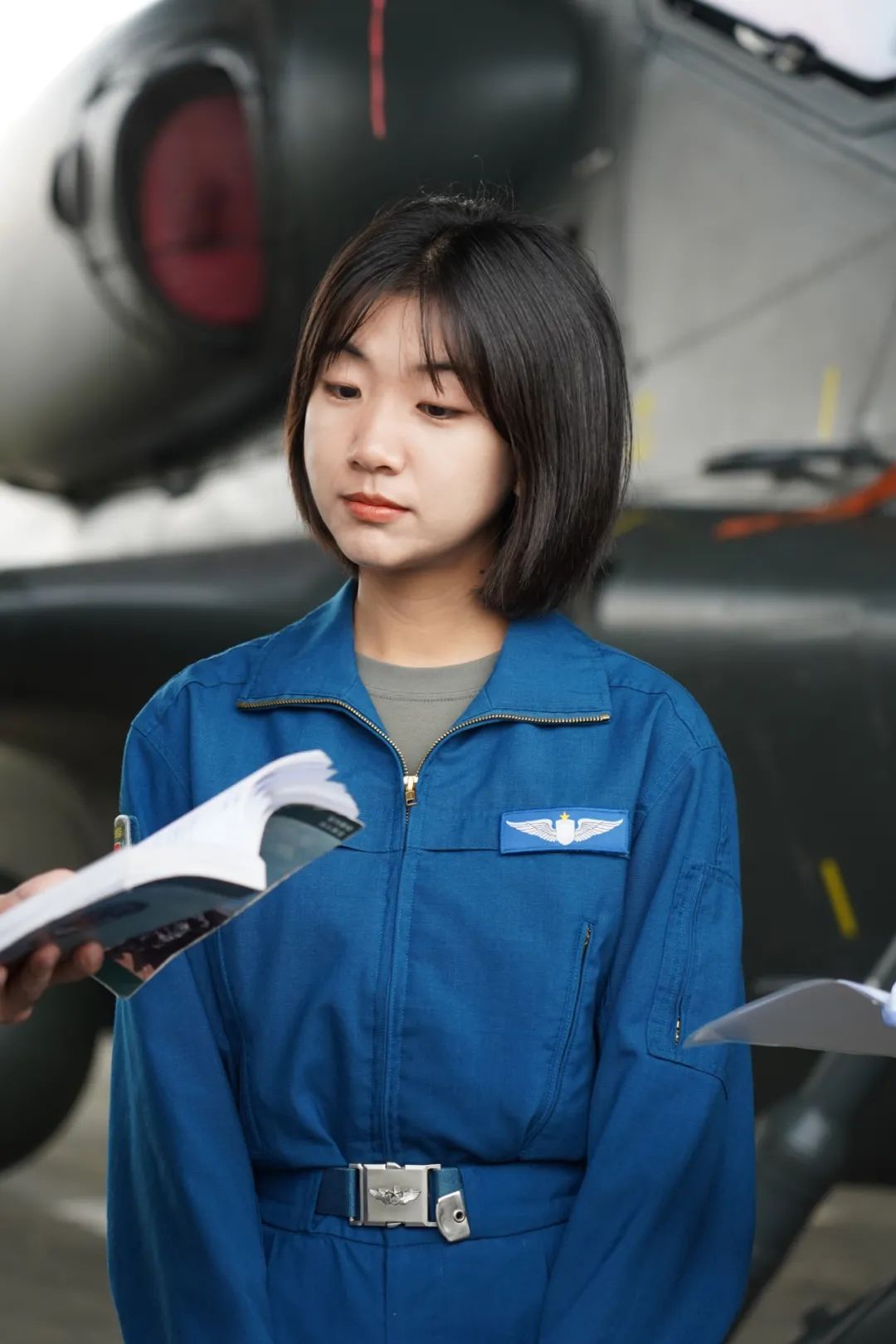 海南首位女飞行学员韩佳宁毕业了，军迷刷屏