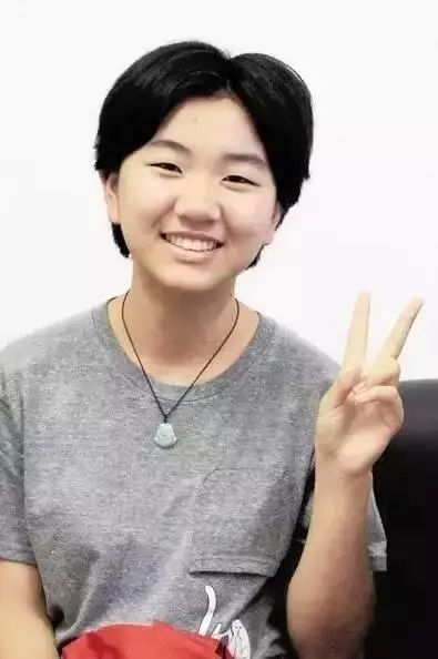 海南首位女飞行学员韩佳宁毕业了，军迷刷屏