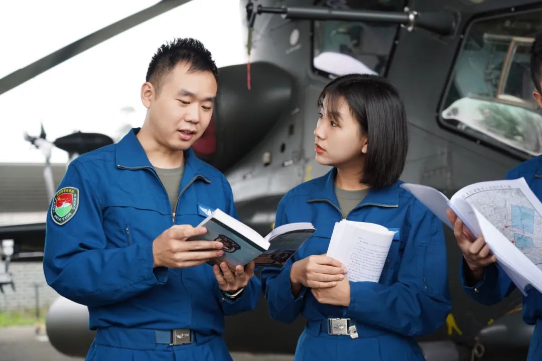 海南首位女飞行学员韩佳宁毕业了，军迷刷屏