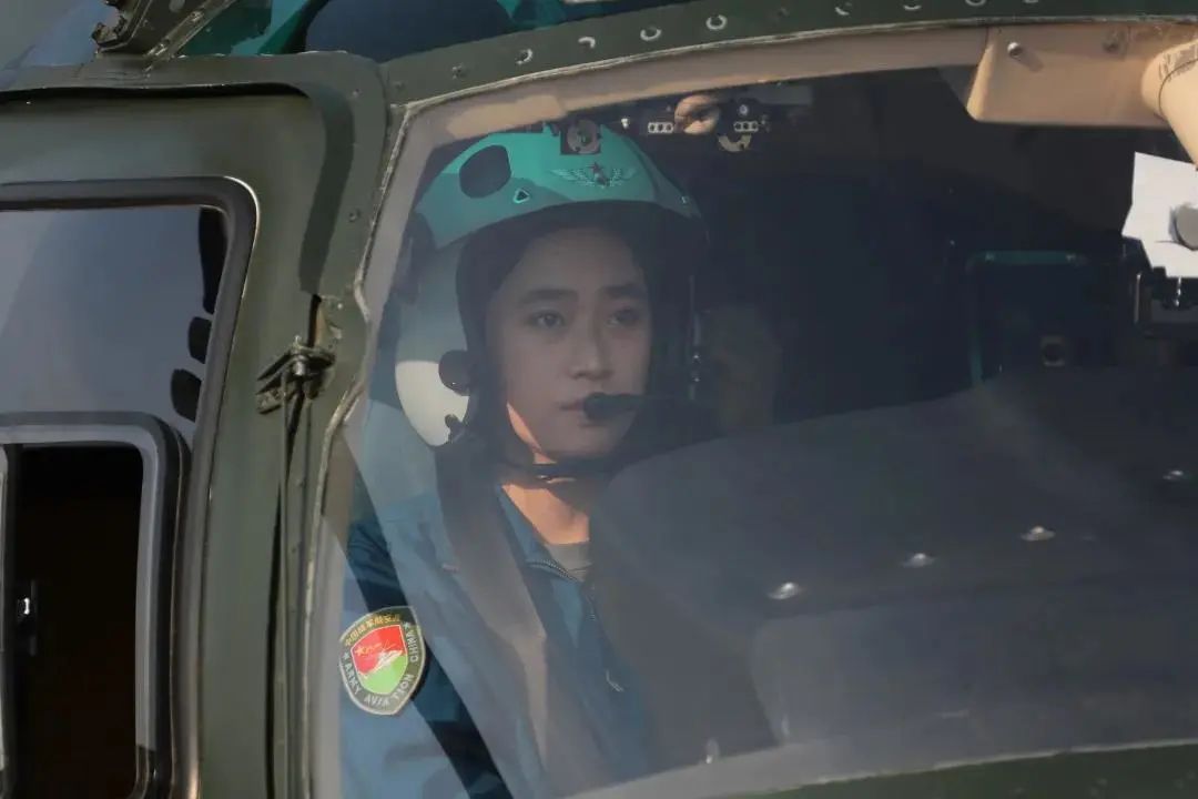 海南首位女飞行学员韩佳宁毕业了，军迷刷屏