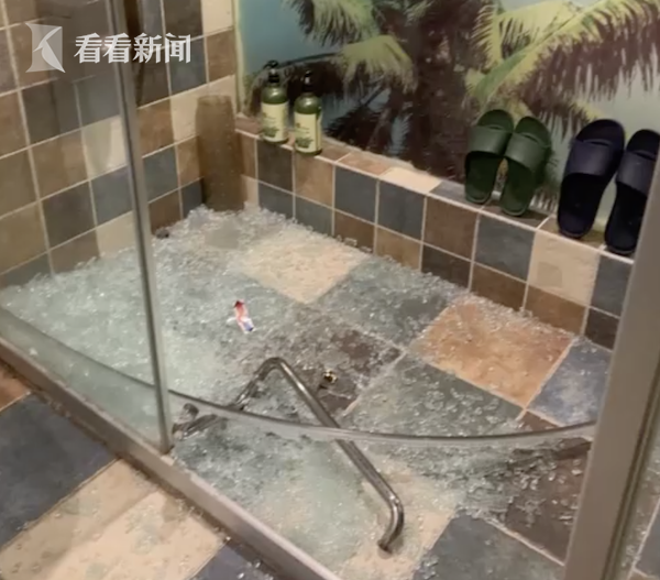 淋浴室玻璃门突然碎了，女子入住酒店全身被多处划伤