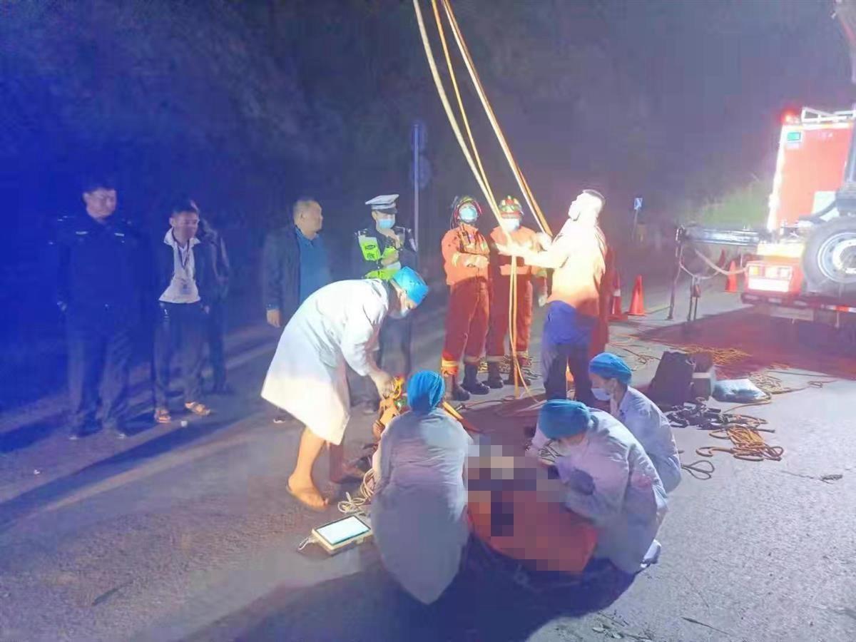 云南临沧一面包车坠百米深崖，致2死2伤