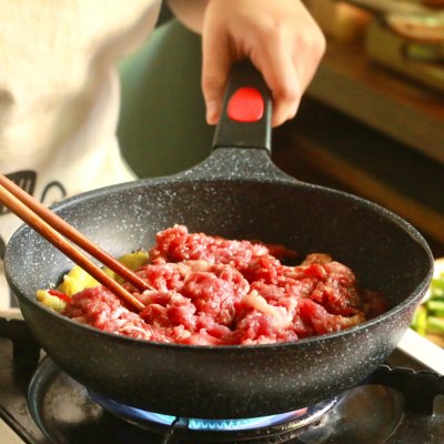 泡椒炒牛肉的做法（教你一盘能下三碗饭的泡椒炒牛肉）