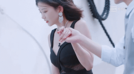 这也算甜甜的恋爱？三角恋男女嘉宾粉丝吵架？女嘉宾被批没教养？