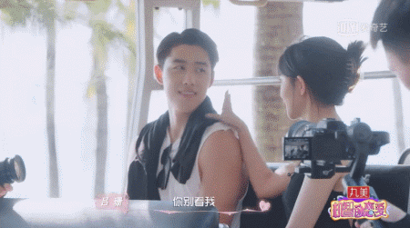 这也算甜甜的恋爱？三角恋男女嘉宾粉丝吵架？女嘉宾被批没教养？