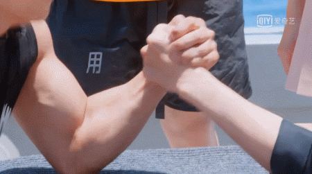 这也算甜甜的恋爱？三角恋男女嘉宾粉丝吵架？女嘉宾被批没教养？