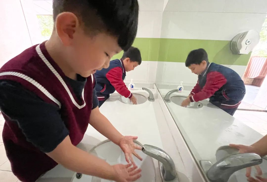 好冷？太暖！成都多所学校紧急加装热水器