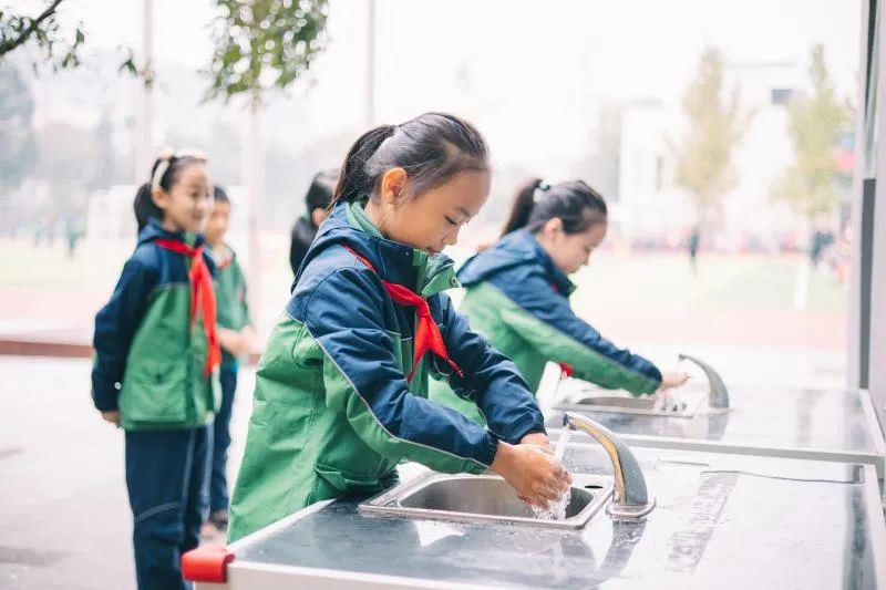 好冷？太暖！成都多所学校紧急加装热水器