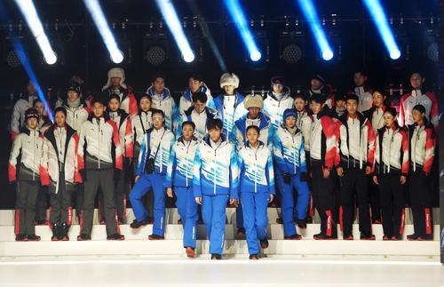 长城灰、霞光红、天霁蓝，冬奥制服正式亮相，传统美学与冰雪运动巧妙融合