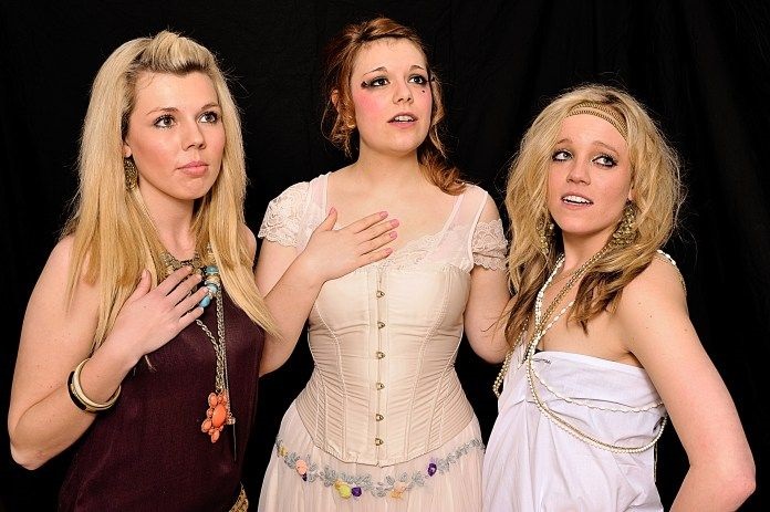 取代27年大律师妻子，赶走N个情妇，33岁新晋英国首相夫人上位史